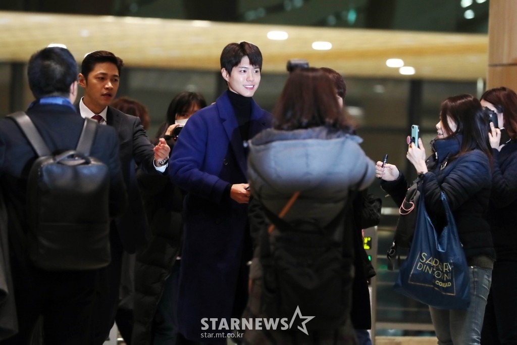 Quân đoàn sao Hàn đổ bộ sân bay đi dự MAMA: Park Bo Gum, Wanna One gây náo loạn, Sunmi và dàn mỹ nhân đọ sắc - Ảnh 3. Quân đoàn sao Hàn đổ bộ sân bay đi dự MAMA: Park Bo Gum, Wanna One gây náo loạn, Sunmi và dàn mỹ nhân đọ sắc - Ảnh 3.