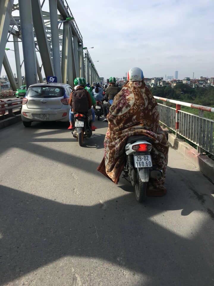 Thời tiết 3 miền mỗi nơi 1 phách, học sinh tìm đủ mọi phương pháp dở khóc dở cười để vượt khó đến trường - Ảnh 3. Thời tiết 3 miền mỗi nơi 1 phách, học sinh tìm đủ mọi phương pháp dở khóc dở cười để vượt khó đến trường - Ảnh 3.