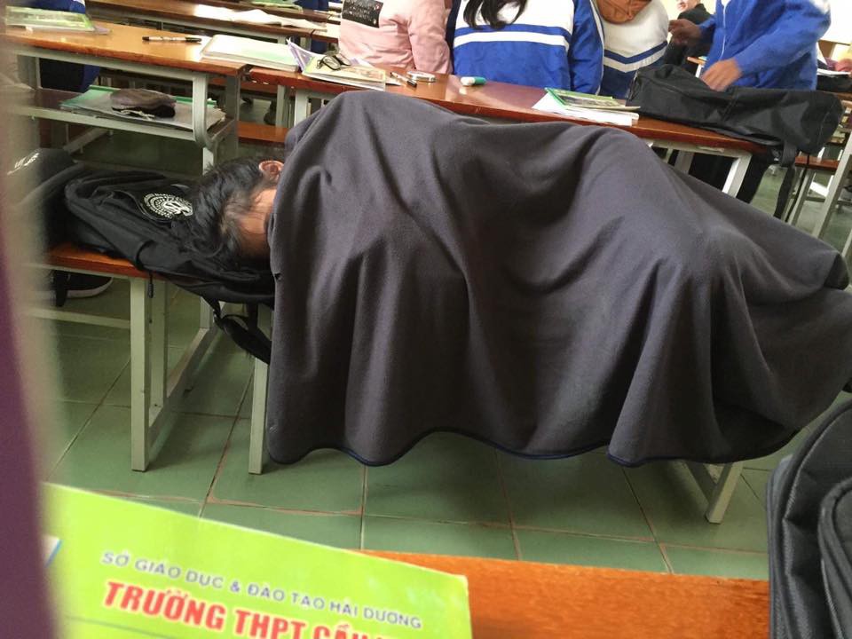 Thời tiết 3 miền mỗi nơi 1 phách, học sinh tìm đủ mọi phương pháp dở khóc dở cười để vượt khó đến trường - Ảnh 5. Thời tiết 3 miền mỗi nơi 1 phách, học sinh tìm đủ mọi phương pháp dở khóc dở cười để vượt khó đến trường - Ảnh 5.