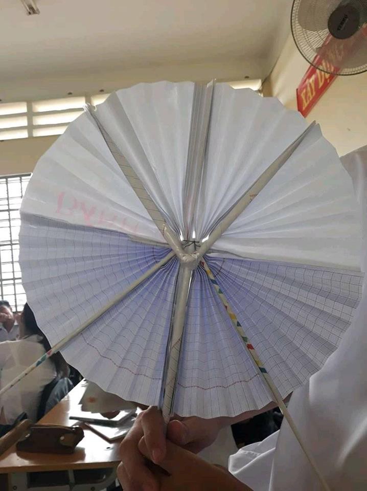 Thời tiết 3 miền mỗi nơi 1 phách, học sinh tìm đủ mọi phương pháp dở khóc dở cười để vượt khó đến trường - Ảnh 16. Thời tiết 3 miền mỗi nơi 1 phách, học sinh tìm đủ mọi phương pháp dở khóc dở cười để vượt khó đến trường - Ảnh 16.