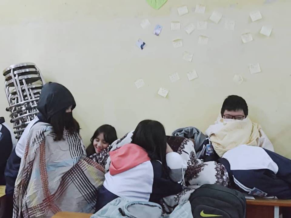 Thời tiết 3 miền mỗi nơi 1 phách, học sinh tìm đủ mọi phương pháp dở khóc dở cười để vượt khó đến trường - Ảnh 6. Thời tiết 3 miền mỗi nơi 1 phách, học sinh tìm đủ mọi phương pháp dở khóc dở cười để vượt khó đến trường - Ảnh 6.