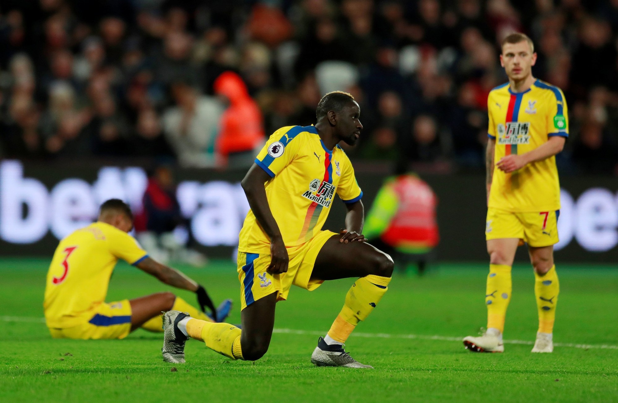 Đội bóng Premier League thi đấu bết bát vì ăn ở thiếu vệ sinh? - Ảnh 2. Đội bóng Premier League thi đấu bết bát vì ăn ở thiếu vệ sinh? - Ảnh 2.