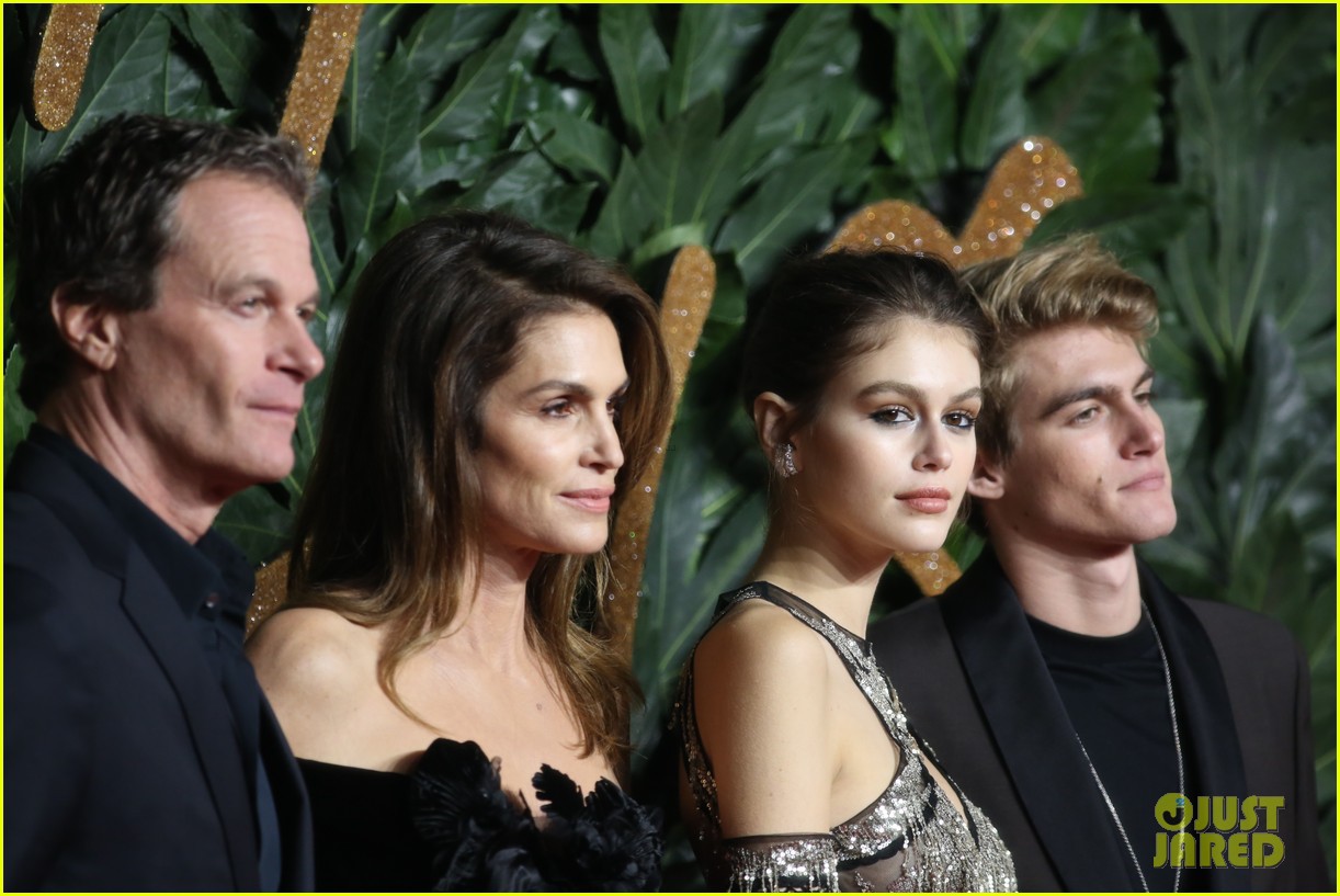 Loạt ảnh tại sự kiện cho thấy Cindy Crawford nay đã nhường ngôi nữ hoàng sắc đẹp cho con gái Kaia - Ảnh 9. Loạt ảnh tại sự kiện cho thấy Cindy Crawford nay đã nhường ngôi nữ hoàng sắc đẹp cho con gái Kaia - Ảnh 9.