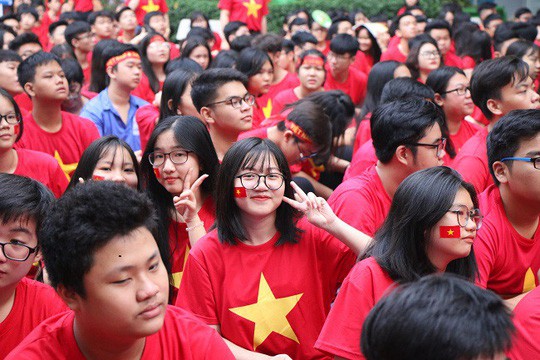 Học sinh TP HCM nhuộm đỏ sân trường tiếp lửa tuyển Việt Nam - Ảnh 1.