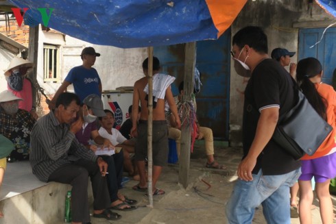 Phát hiện thi thể người đàn ông bị buộc đá vào chân trên biển Mũi Né - Ảnh 4. Phát hiện thi thể người đàn ông bị buộc đá vào chân trên biển Mũi Né - Ảnh 4.