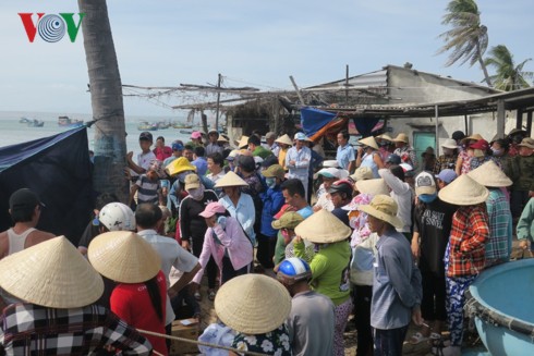 Phát hiện thi thể người đàn ông bị buộc đá vào chân trên biển Mũi Né - Ảnh 3. Phát hiện thi thể người đàn ông bị buộc đá vào chân trên biển Mũi Né - Ảnh 3.