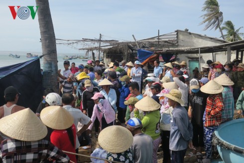 Phát hiện thi thể người đàn ông bị buộc đá vào chân trên biển Mũi Né - Ảnh 3.