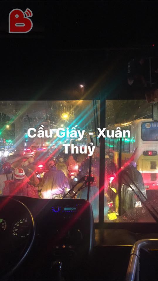 Hà Nội: Các tuyến đường ách tắc kinh hoàng, nhiều người than trời vì cả tiếng mới về được đến nhà dù chỉ có 3km - Ảnh 2.