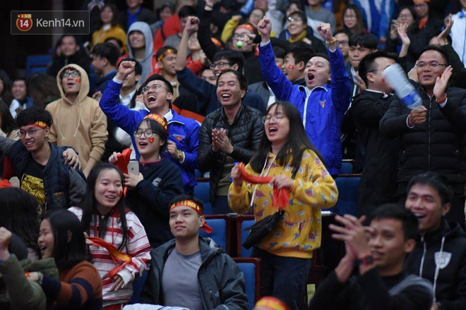 Hàng trăm sinh viên quẩy cực sung trên nhạc sàn mừng Việt Nam hoà 2-2 vì cơ hội thắng AFF CUP vẫn còn rất lớn - Ảnh 3.