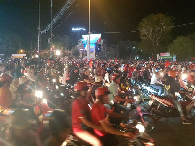 Việt Nam hoà 2-2 với Malaysia, hàng ngàn người ở miền Tây vẫn ra đường cổ vũ - Ảnh 1.