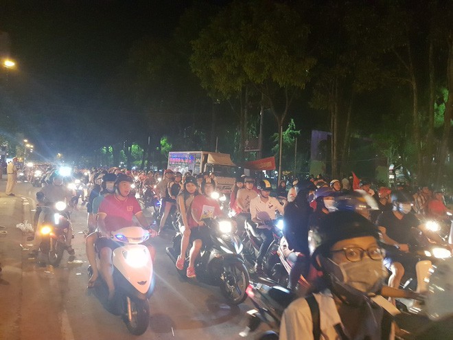 Việt Nam hoà 2-2 với Malaysia, hàng ngàn người ở miền Tây vẫn ra đường cổ vũ - Ảnh 2.