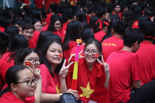Học sinh TP HCM nhuộm đỏ sân trường tiếp lửa tuyển Việt Nam - Ảnh 4.