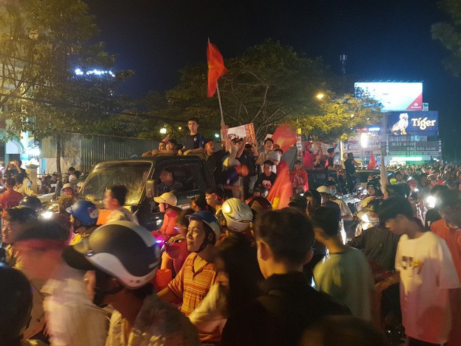 Việt Nam ho&agrave; 2-2 với Malaysia, h&agrave;ng ng&agrave;n người ở miền T&acirc;y vẫn ra đường cổ vũ - Ảnh 7.