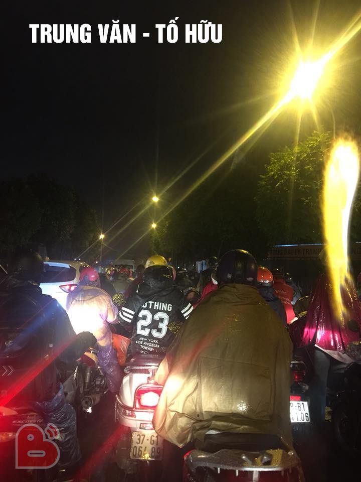 Hà Nội: Các tuyến đường ách tắc kinh hoàng, nhiều người than trời vì cả tiếng mới về được đến nhà dù chỉ có 3km - Ảnh 8. Hà Nội: Các tuyến đường ách tắc kinh hoàng, nhiều người than trời vì cả tiếng mới về được đến nhà dù chỉ có 3km - Ảnh 8.