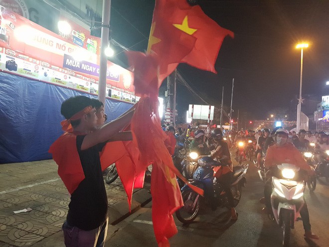 Việt Nam hoà 2-2 với Malaysia, hàng ngàn người ở miền Tây vẫn ra đường cổ vũ - Ảnh 9.
