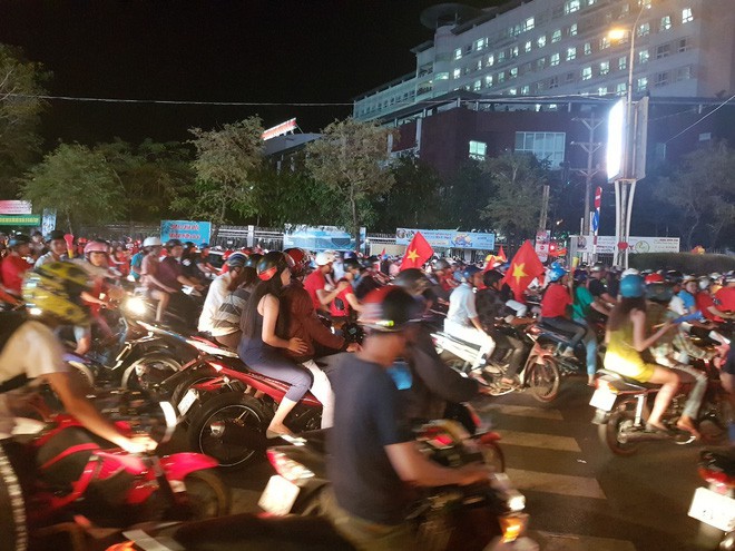 Việt Nam hoà 2-2 với Malaysia, hàng ngàn người ở miền Tây vẫn ra đường cổ vũ - Ảnh 10.