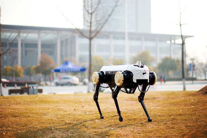 Trung Quốc cái gì cũng làm được, kể cả phiên bản y hệt như robot chó SpotMini của Boston Dynamics - Ảnh 1.