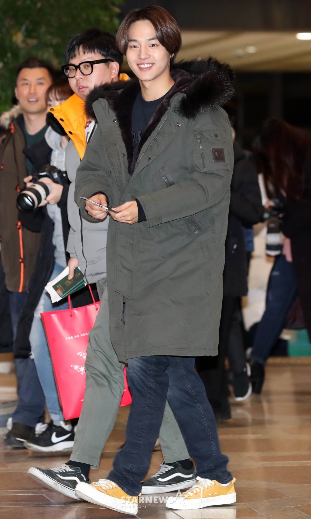 Quân đoàn sao Hàn đổ bộ sân bay đi dự MAMA: Park Bo Gum, Wanna One gây náo loạn, Sunmi và dàn mỹ nhân đọ sắc - Ảnh 32. Quân đoàn sao Hàn đổ bộ sân bay đi dự MAMA: Park Bo Gum, Wanna One gây náo loạn, Sunmi và dàn mỹ nhân đọ sắc - Ảnh 32.