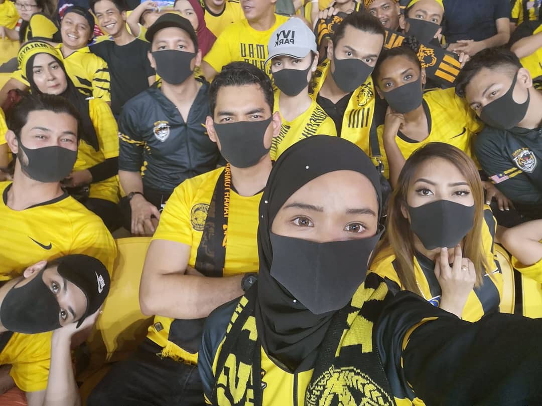 Nữ minh tinh Malaysia thất vọng về cổ động viên nhà, nghi ngờ vé tại Bukit Jalil được tuồn bán trái phép - Ảnh 4. Nữ minh tinh Malaysia thất vọng về cổ động viên nhà, nghi ngờ vé tại Bukit Jalil được tuồn bán trái phép - Ảnh 4.