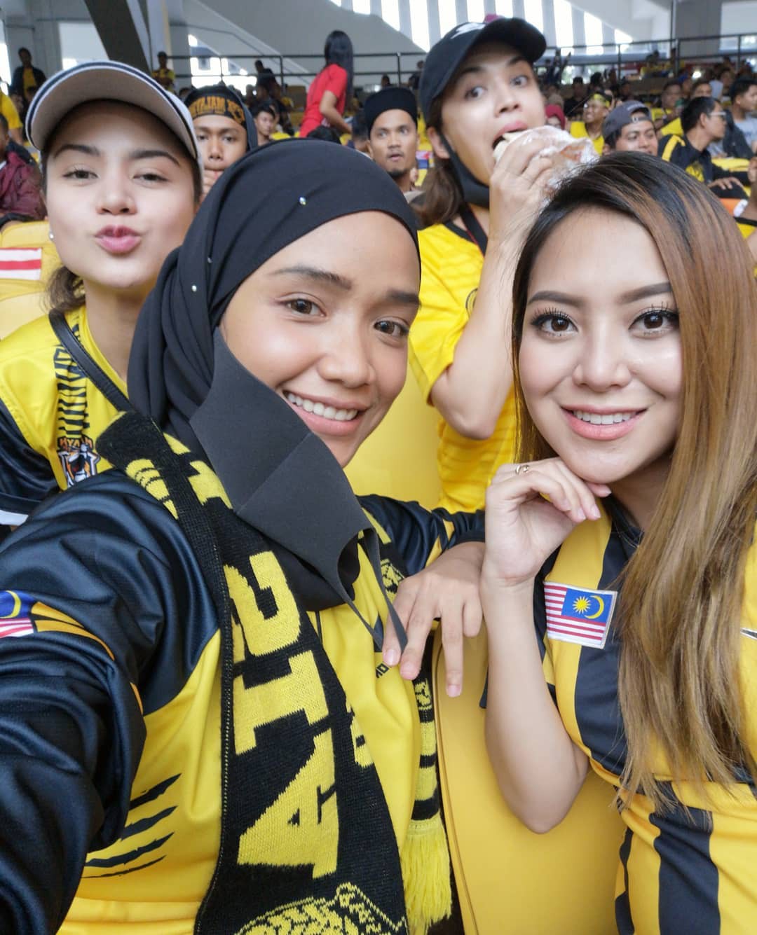 Nữ minh tinh Malaysia thất vọng về cổ động viên nhà, nghi ngờ vé tại Bukit Jalil được tuồn bán trái phép - Ảnh 3. Nữ minh tinh Malaysia thất vọng về cổ động viên nhà, nghi ngờ vé tại Bukit Jalil được tuồn bán trái phép - Ảnh 3.