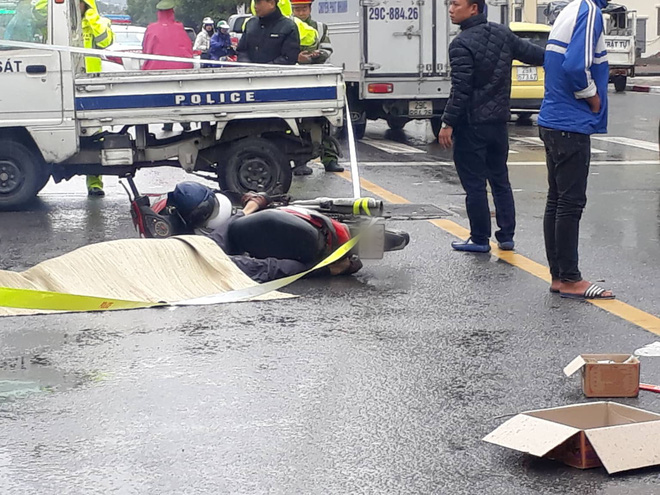 Hà Nội: Xót xa cảnh người đàn ông gục khóc suốt 1 giờ tại hiện trường tai nạn khiến 1 nạn nhân tử vong - Ảnh 3.