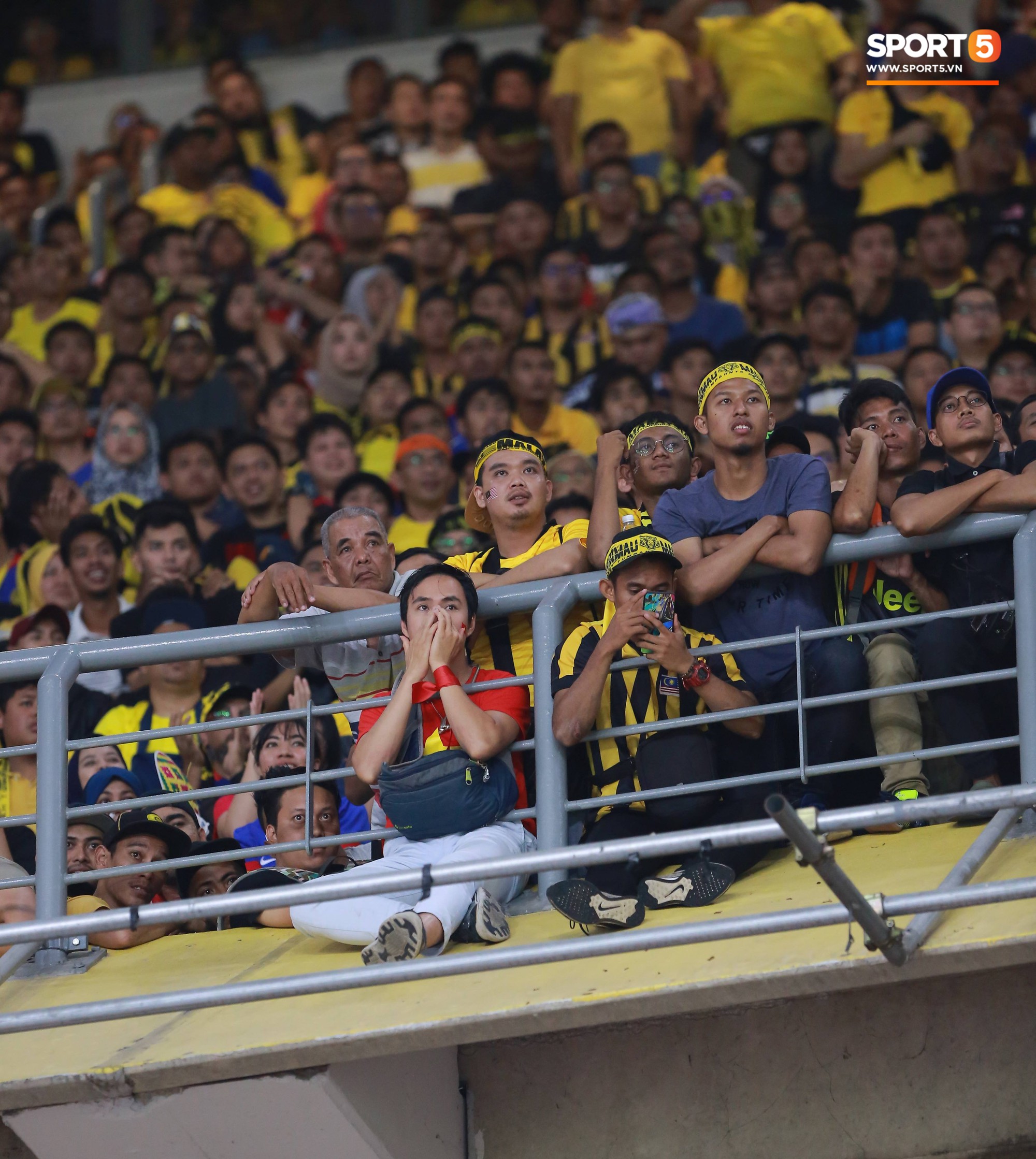 Đây là cổ động viên Việt Nam dũng cảm nhất chảo lửa Bukit Jalil - Ảnh 2.