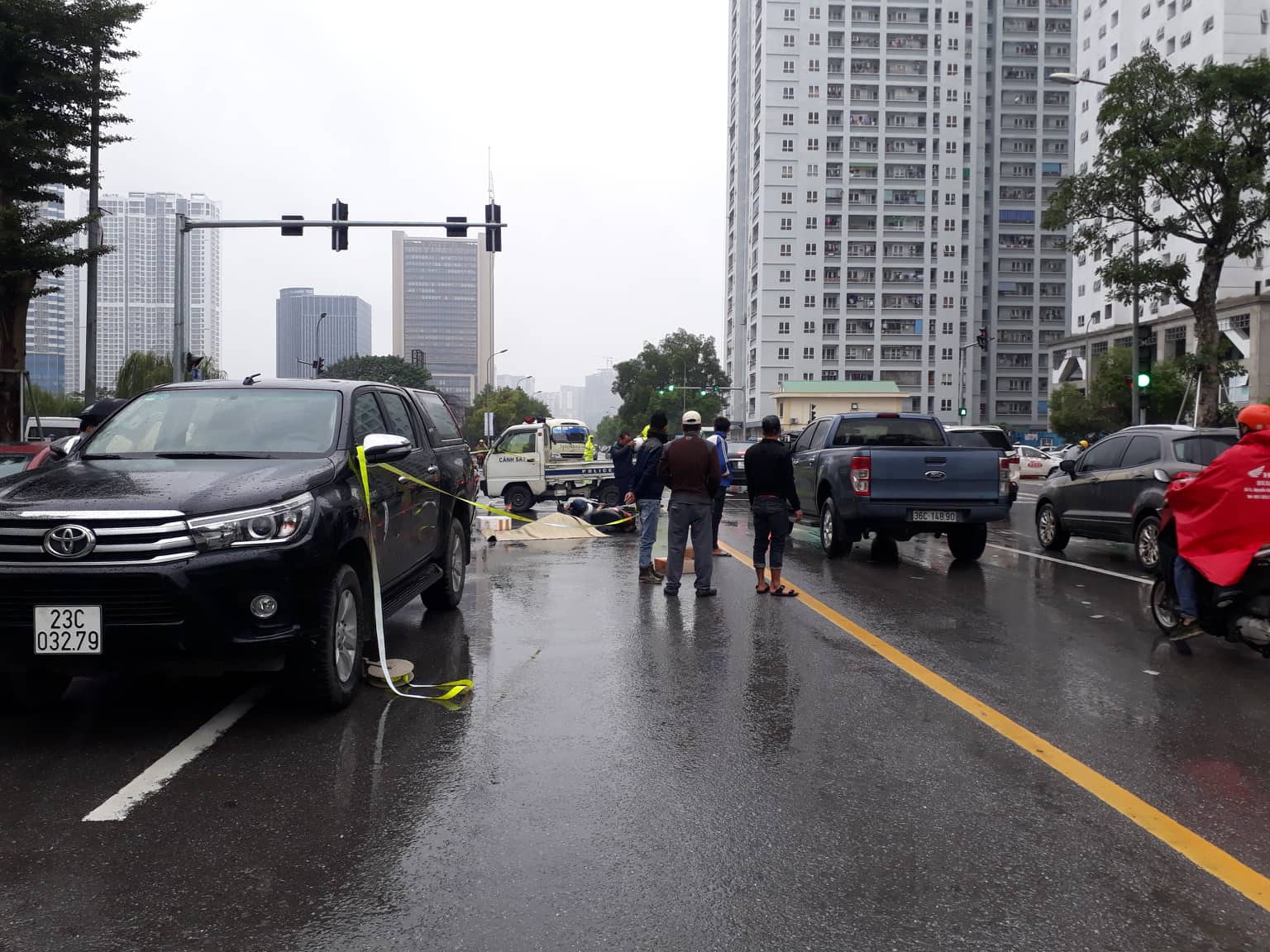 Hà Nội: Xót xa cảnh người đàn ông gục khóc suốt 1 giờ tại hiện trường tai nạn khiến 1 nạn nhân tử vong - Ảnh 1.