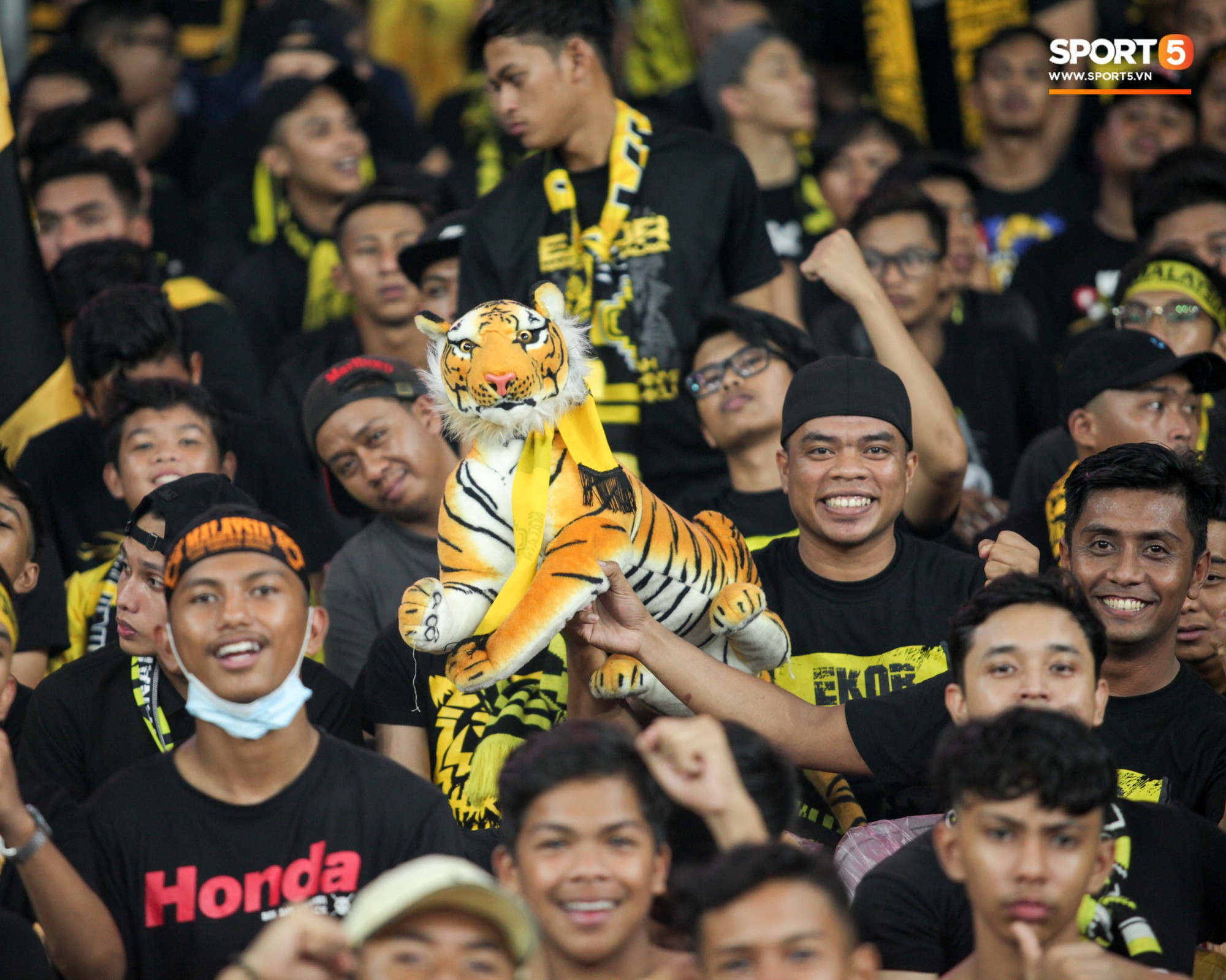 Dư âm chung kết lượt đi AFF Cup: CĐV Malaysia hóa trang kinh dị theo bộ phim ăn khách Gã hề ma quái - Ảnh 11. Dư âm chung kết lượt đi AFF Cup: CĐV Malaysia hóa trang kinh dị theo bộ phim ăn khách Gã hề ma quái - Ảnh 11.