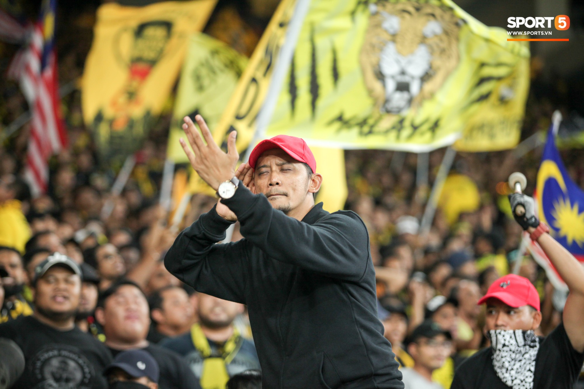 Dư âm chung kết lượt đi AFF Cup: CĐV Malaysia hóa trang kinh dị theo bộ phim ăn khách Gã hề ma quái - Ảnh 9. Dư âm chung kết lượt đi AFF Cup: CĐV Malaysia hóa trang kinh dị theo bộ phim ăn khách Gã hề ma quái - Ảnh 9.