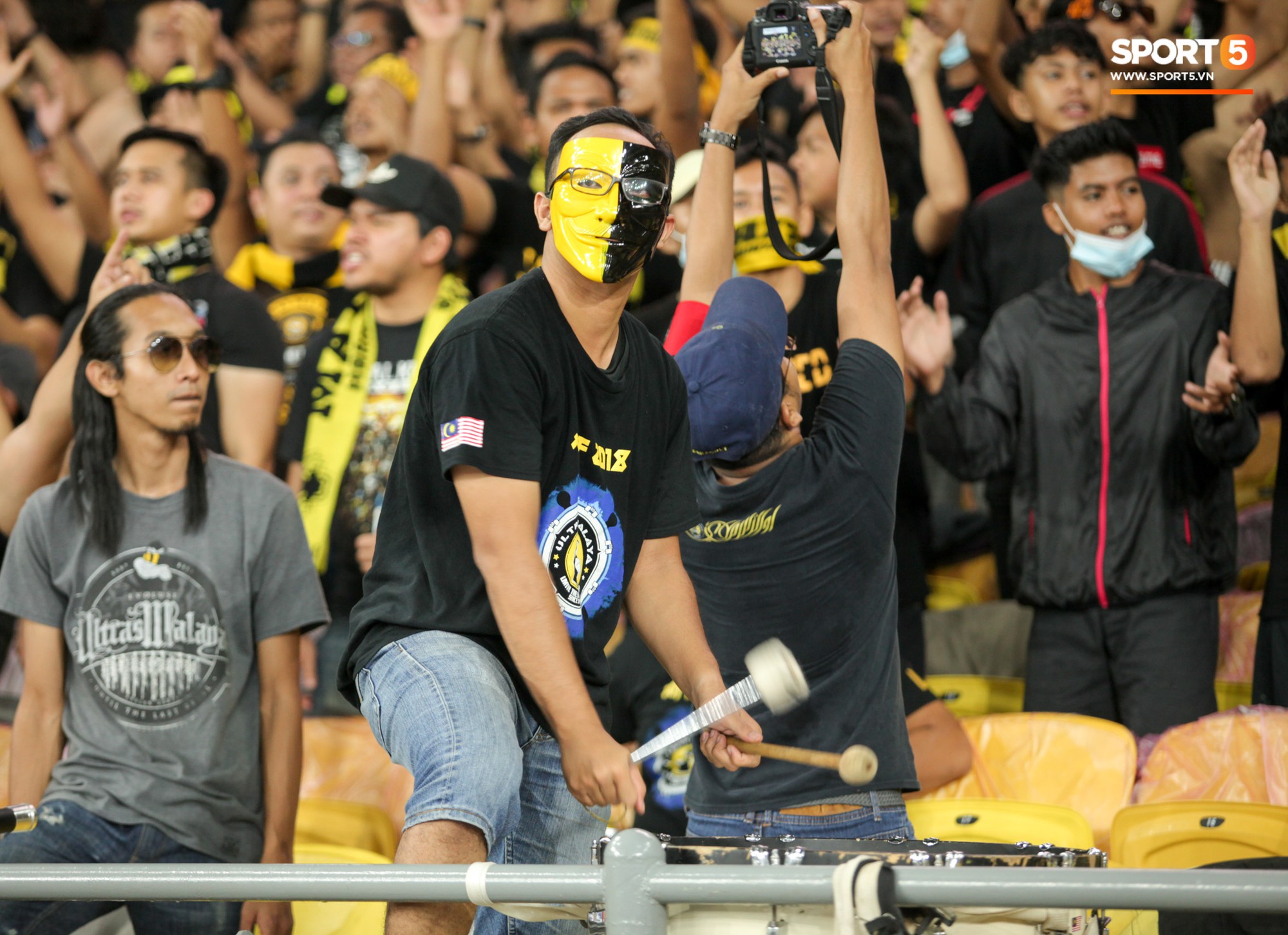 Dư âm chung kết lượt đi AFF Cup: CĐV Malaysia hóa trang kinh dị theo bộ phim ăn khách Gã hề ma quái - Ảnh 6. Dư âm chung kết lượt đi AFF Cup: CĐV Malaysia hóa trang kinh dị theo bộ phim ăn khách Gã hề ma quái - Ảnh 6.