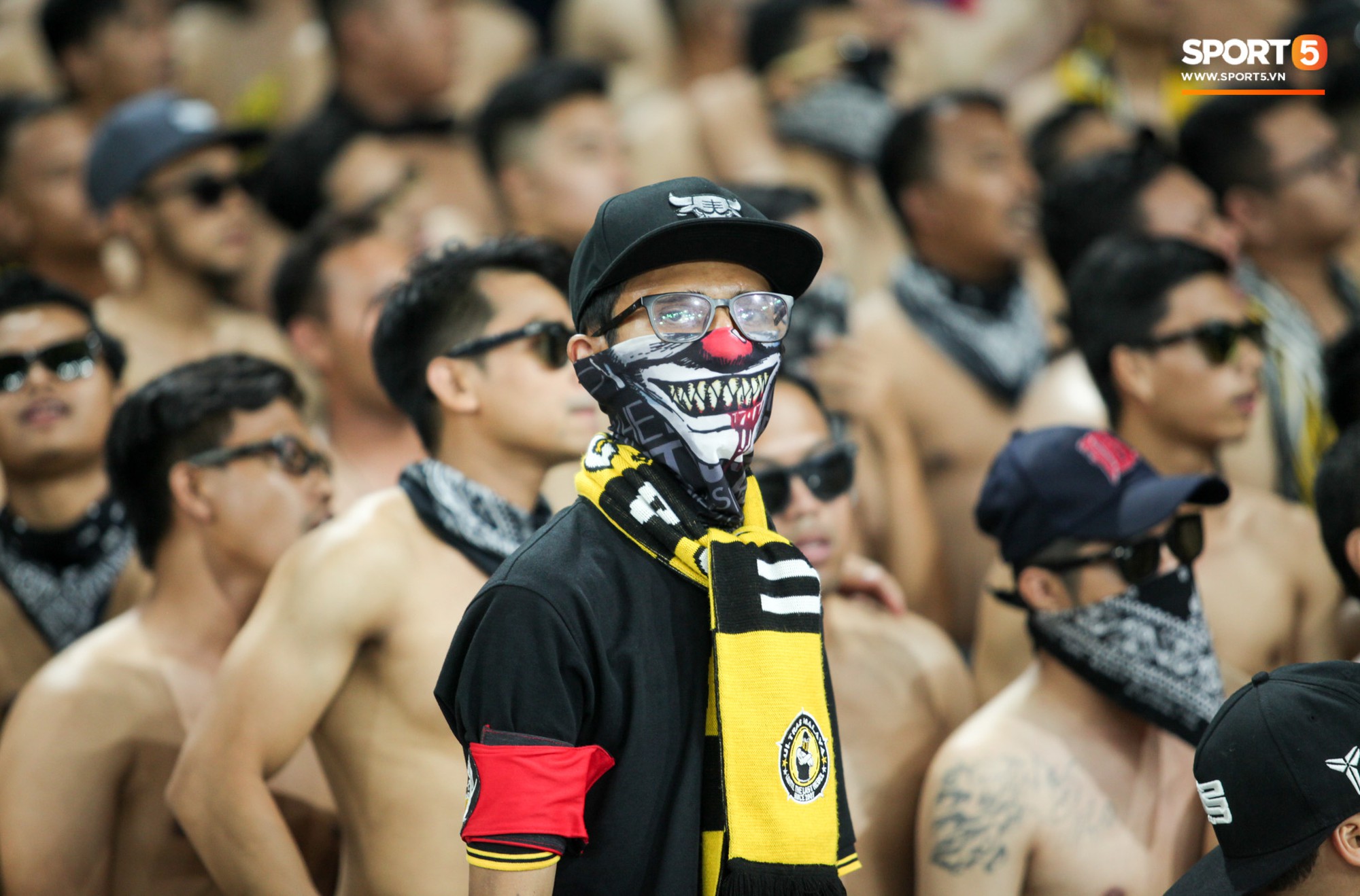 Dư âm chung kết lượt đi AFF Cup: CĐV Malaysia hóa trang kinh dị theo bộ phim ăn khách Gã hề ma quái - Ảnh 1. Dư âm chung kết lượt đi AFF Cup: CĐV Malaysia hóa trang kinh dị theo bộ phim ăn khách Gã hề ma quái - Ảnh 1.