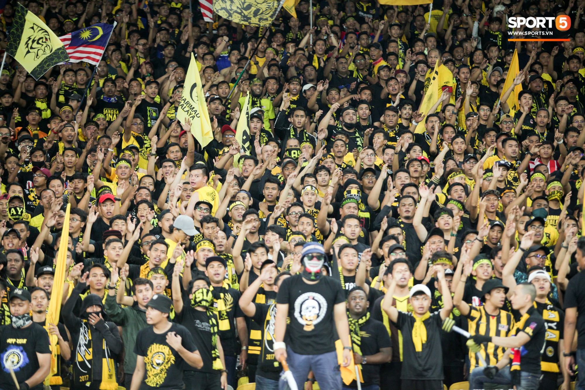 Dư âm chung kết lượt đi AFF Cup: CĐV Malaysia hóa trang kinh dị theo bộ phim ăn khách Gã hề ma quái - Ảnh 2. Dư âm chung kết lượt đi AFF Cup: CĐV Malaysia hóa trang kinh dị theo bộ phim ăn khách Gã hề ma quái - Ảnh 2.