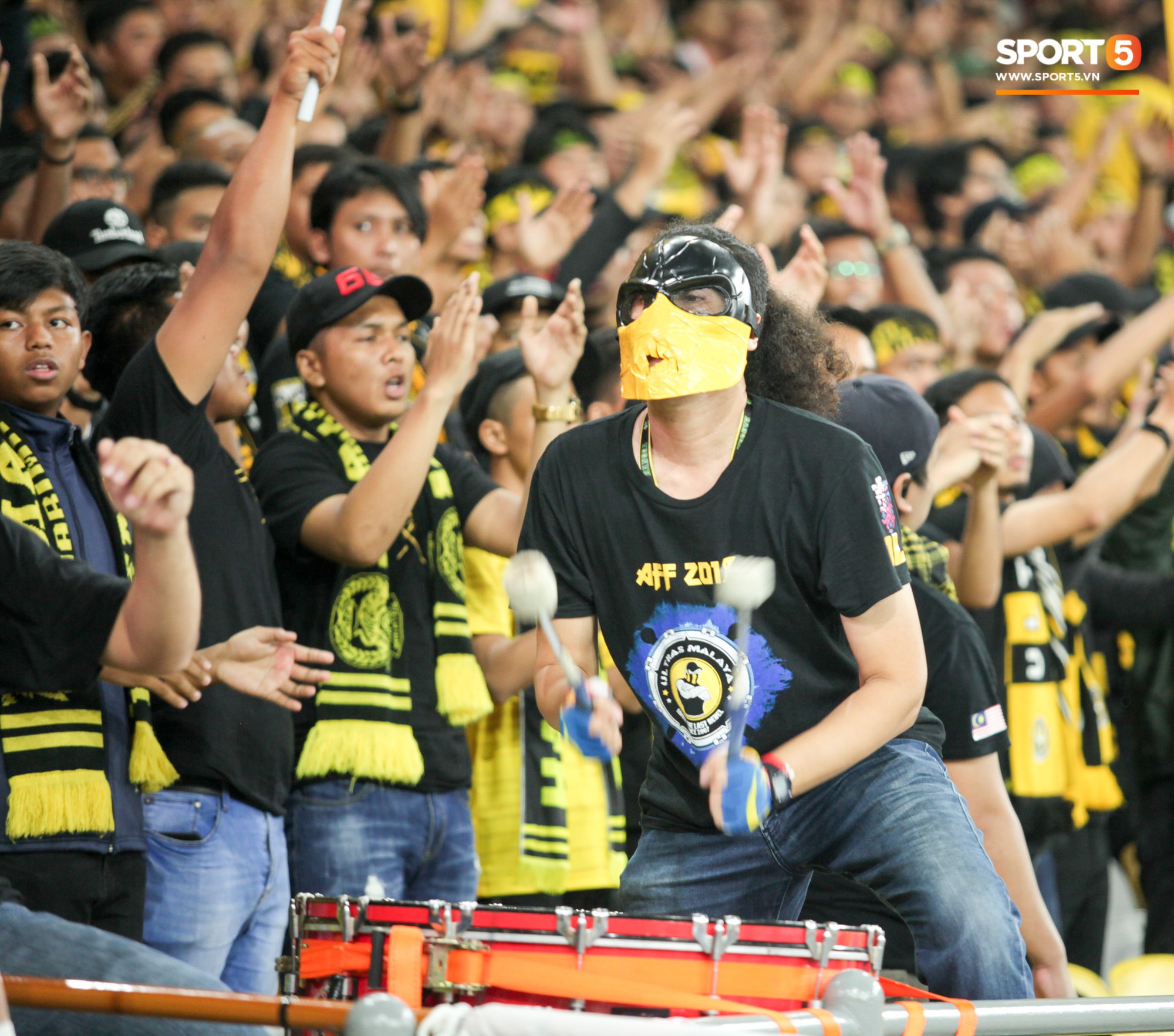 Dư âm chung kết lượt đi AFF Cup: CĐV Malaysia hóa trang kinh dị theo bộ phim ăn khách Gã hề ma quái - Ảnh 5. Dư âm chung kết lượt đi AFF Cup: CĐV Malaysia hóa trang kinh dị theo bộ phim ăn khách Gã hề ma quái - Ảnh 5.