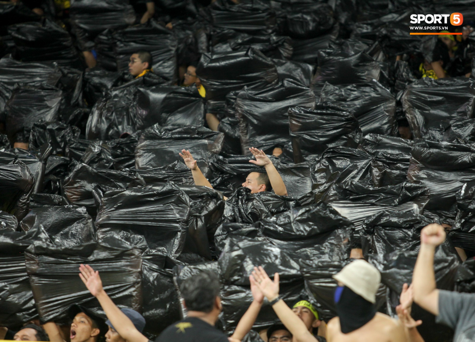 Dư âm chung kết lượt đi AFF Cup: CĐV Malaysia hóa trang kinh dị theo bộ phim ăn khách Gã hề ma quái - Ảnh 15. Dư âm chung kết lượt đi AFF Cup: CĐV Malaysia hóa trang kinh dị theo bộ phim ăn khách Gã hề ma quái - Ảnh 15.
