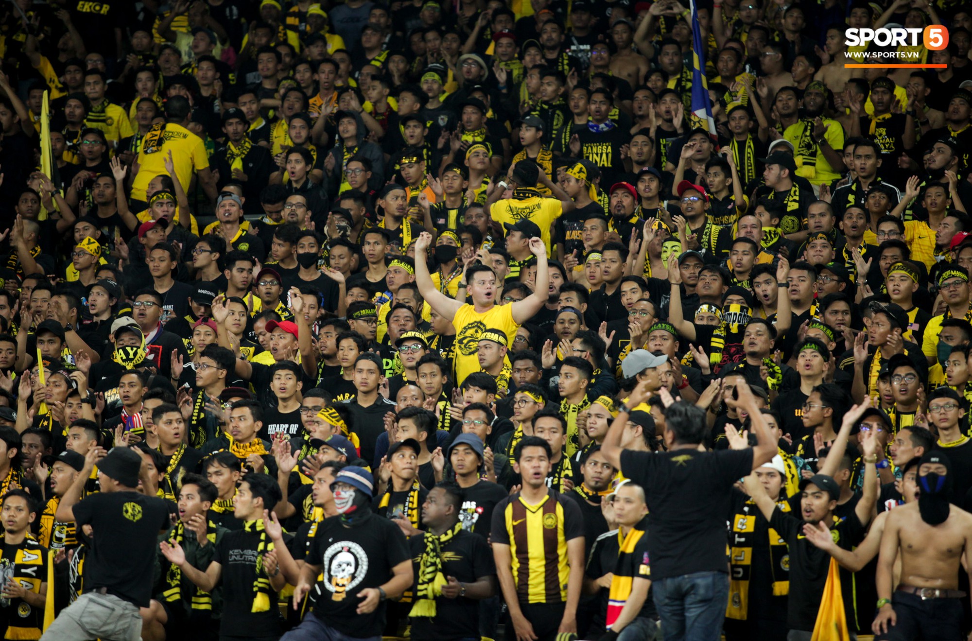 Dư âm chung kết lượt đi AFF Cup: CĐV Malaysia hóa trang kinh dị theo bộ phim ăn khách Gã hề ma quái - Ảnh 14. Dư âm chung kết lượt đi AFF Cup: CĐV Malaysia hóa trang kinh dị theo bộ phim ăn khách Gã hề ma quái - Ảnh 14.