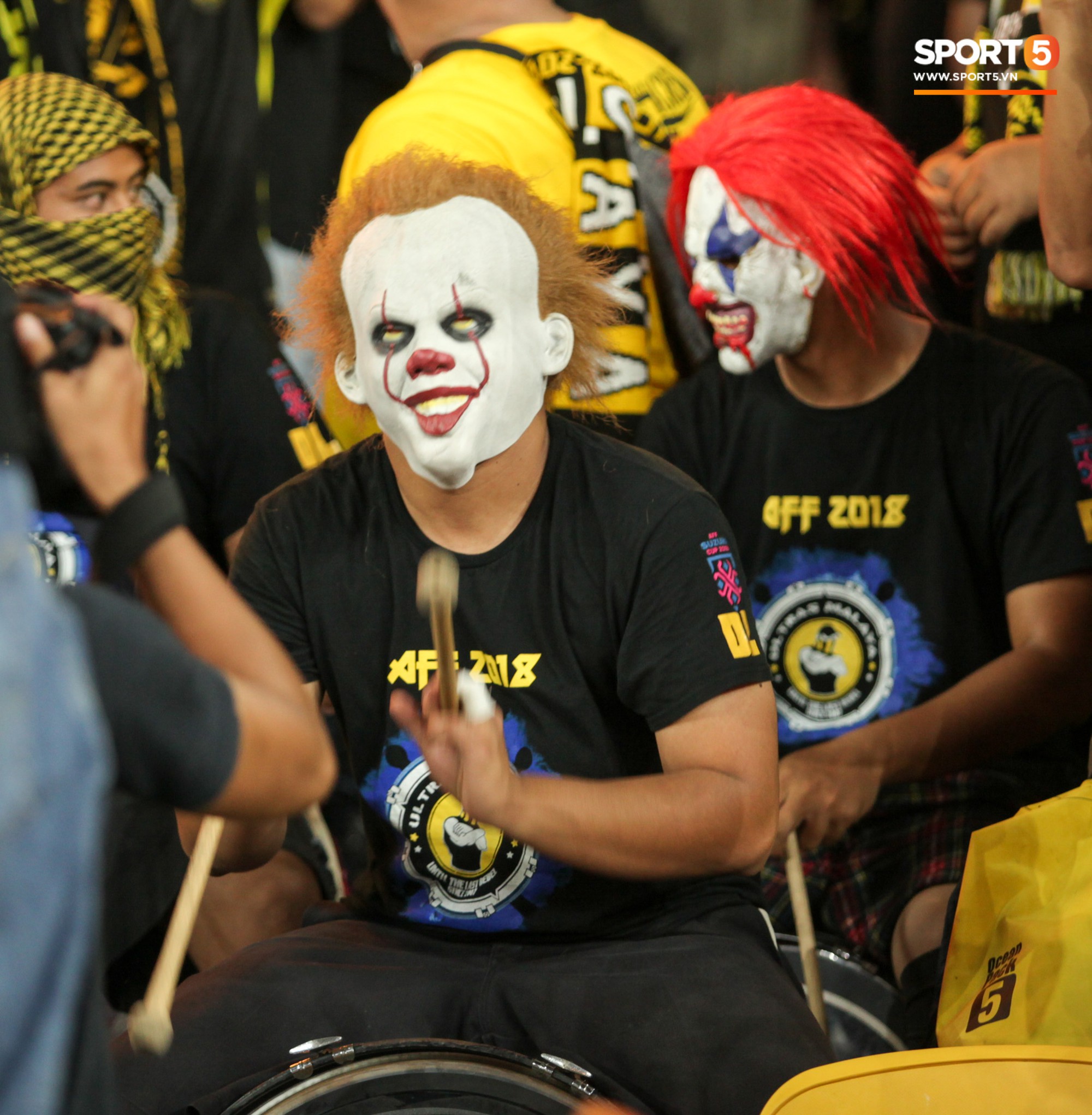 Dư âm chung kết lượt đi AFF Cup: CĐV Malaysia hóa trang kinh dị theo bộ phim ăn khách Gã hề ma quái - Ảnh 3. Dư âm chung kết lượt đi AFF Cup: CĐV Malaysia hóa trang kinh dị theo bộ phim ăn khách Gã hề ma quái - Ảnh 3.
