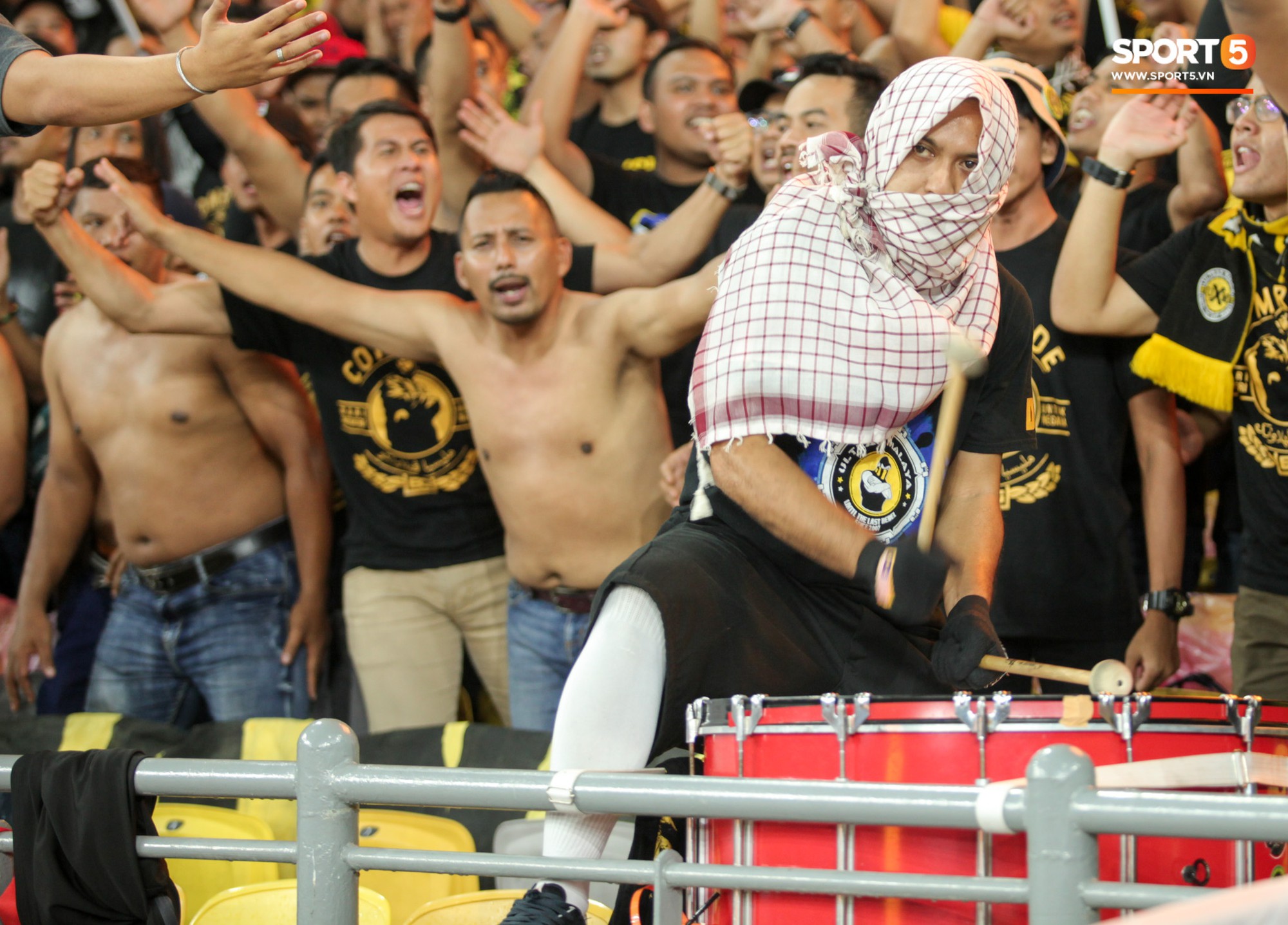 Dư âm chung kết lượt đi AFF Cup: CĐV Malaysia hóa trang kinh dị theo bộ phim ăn khách Gã hề ma quái - Ảnh 7. Dư âm chung kết lượt đi AFF Cup: CĐV Malaysia hóa trang kinh dị theo bộ phim ăn khách Gã hề ma quái - Ảnh 7.
