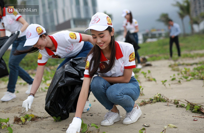 Thí sinh Hoa khôi Sinh viên nhiệt tình dọn rác tại biển Đà Nẵng sau trận ngập lụt lịch sử - Ảnh 8.
