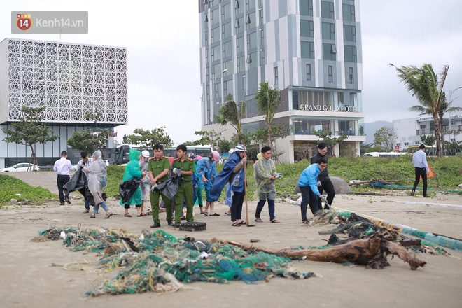 Thí sinh Hoa khôi Sinh viên nhiệt tình dọn rác tại biển Đà Nẵng sau trận ngập lụt lịch sử - Ảnh 6.