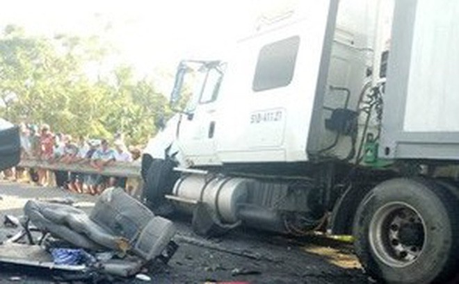 Xe container nổ bánh trước, tông 5 xe máy khiến 12 người nhập viện - Ảnh 1.