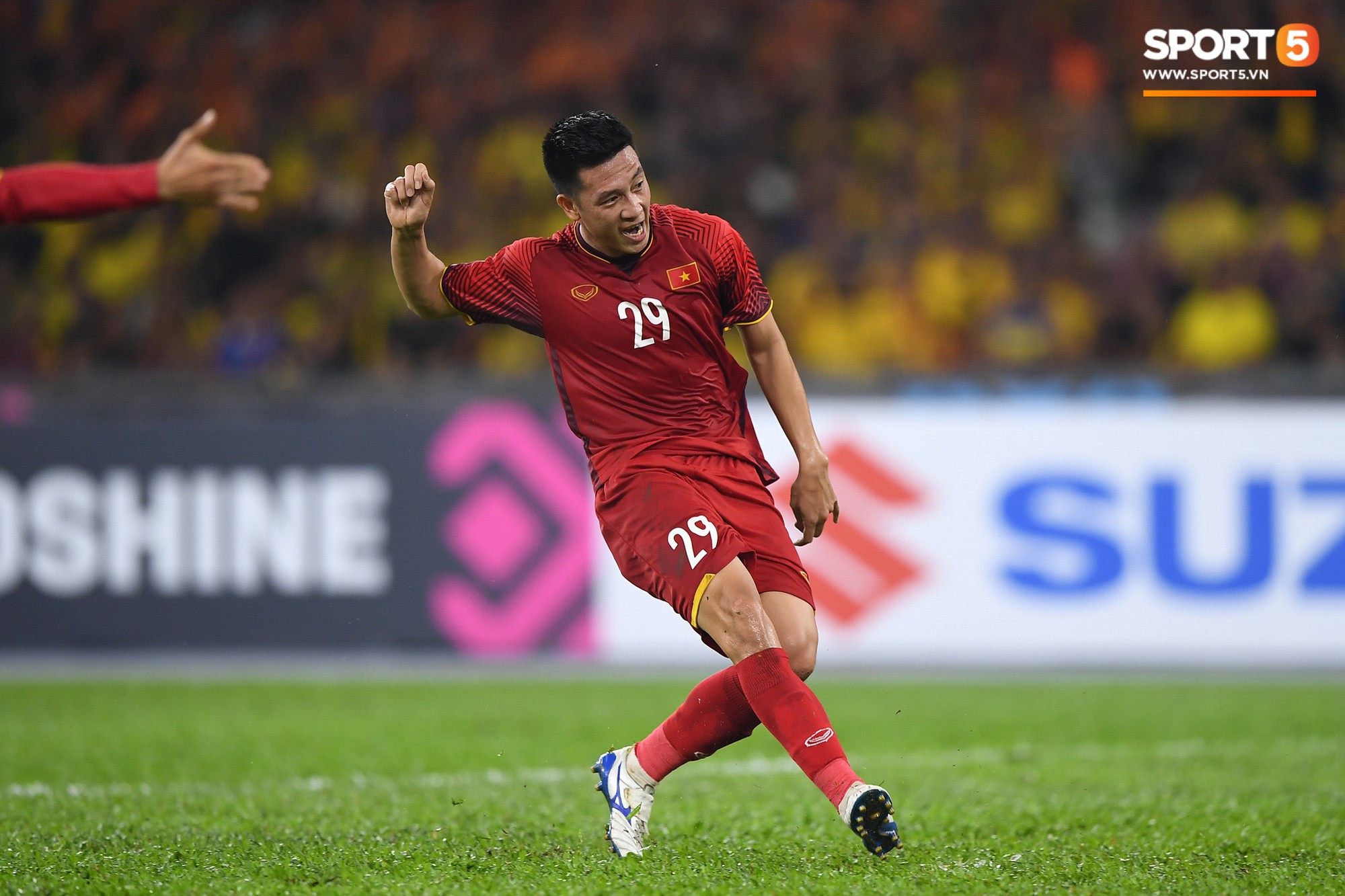 Dư âm chung kết lượt đi AFF Cup: CĐV Malaysia hóa trang kinh dị theo bộ phim ăn khách Gã hề ma quái - Ảnh 12. Dư âm chung kết lượt đi AFF Cup: CĐV Malaysia hóa trang kinh dị theo bộ phim ăn khách Gã hề ma quái - Ảnh 12.
