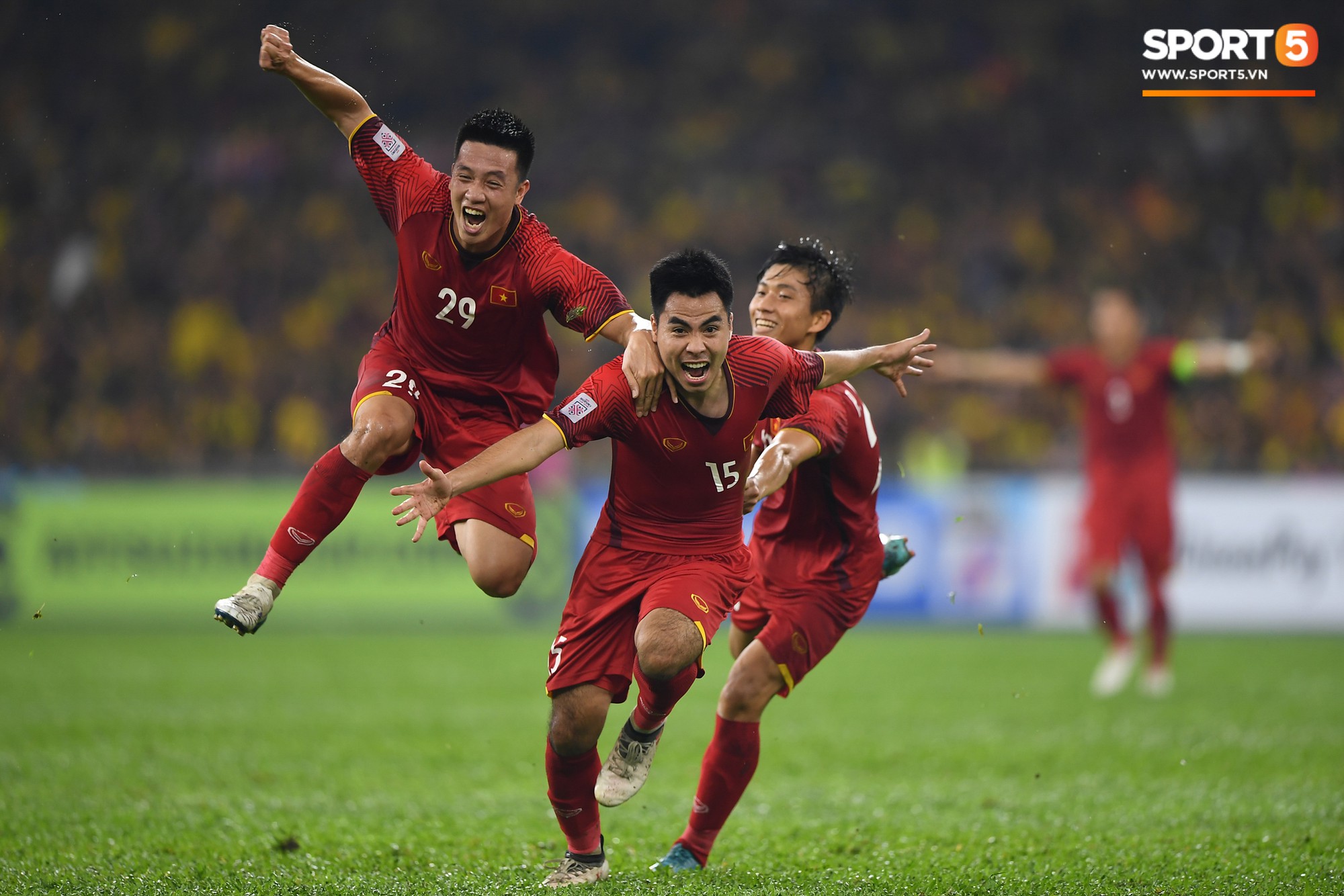 Dư âm chung kết lượt đi AFF Cup: CĐV Malaysia hóa trang kinh dị theo bộ phim ăn khách Gã hề ma quái - Ảnh 13. Dư âm chung kết lượt đi AFF Cup: CĐV Malaysia hóa trang kinh dị theo bộ phim ăn khách Gã hề ma quái - Ảnh 13.