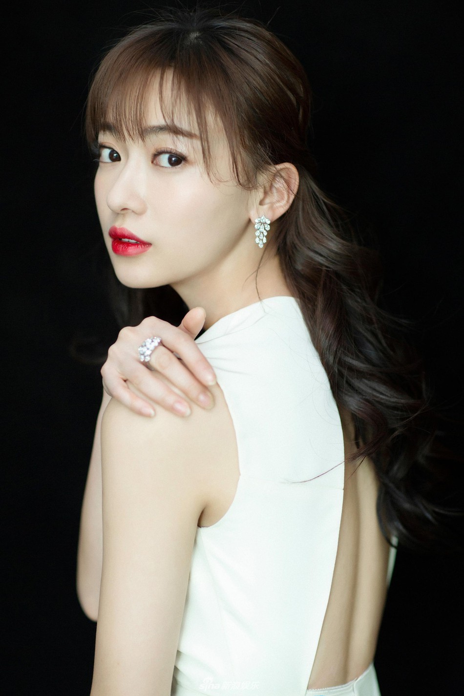 Hai nàng Lệnh Phi chạm trán tại thảm đỏ Quốc Kịch: Ngô Cẩn Ngôn khoe da thịt hết cỡ, Triệu Lệ Quyên kín cổng cao tường - Ảnh 6. Hai nàng Lệnh Phi chạm trán tại thảm đỏ Quốc Kịch: Ngô Cẩn Ngôn khoe da thịt hết cỡ, Triệu Lệ Quyên kín cổng cao tường - Ảnh 6.