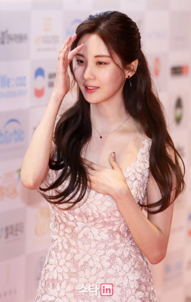 1 ngày sau thảm đỏ, vẻ đẹp thần thánh đến mức nữ thần cũng phải kiêng dè của Seohyun vẫn khiến dân tình vẫn điên đảo - Ảnh 4. 1 ngày sau thảm đỏ, vẻ đẹp thần thánh đến mức nữ thần cũng phải kiêng dè của Seohyun vẫn khiến dân tình vẫn điên đảo - Ảnh 4.