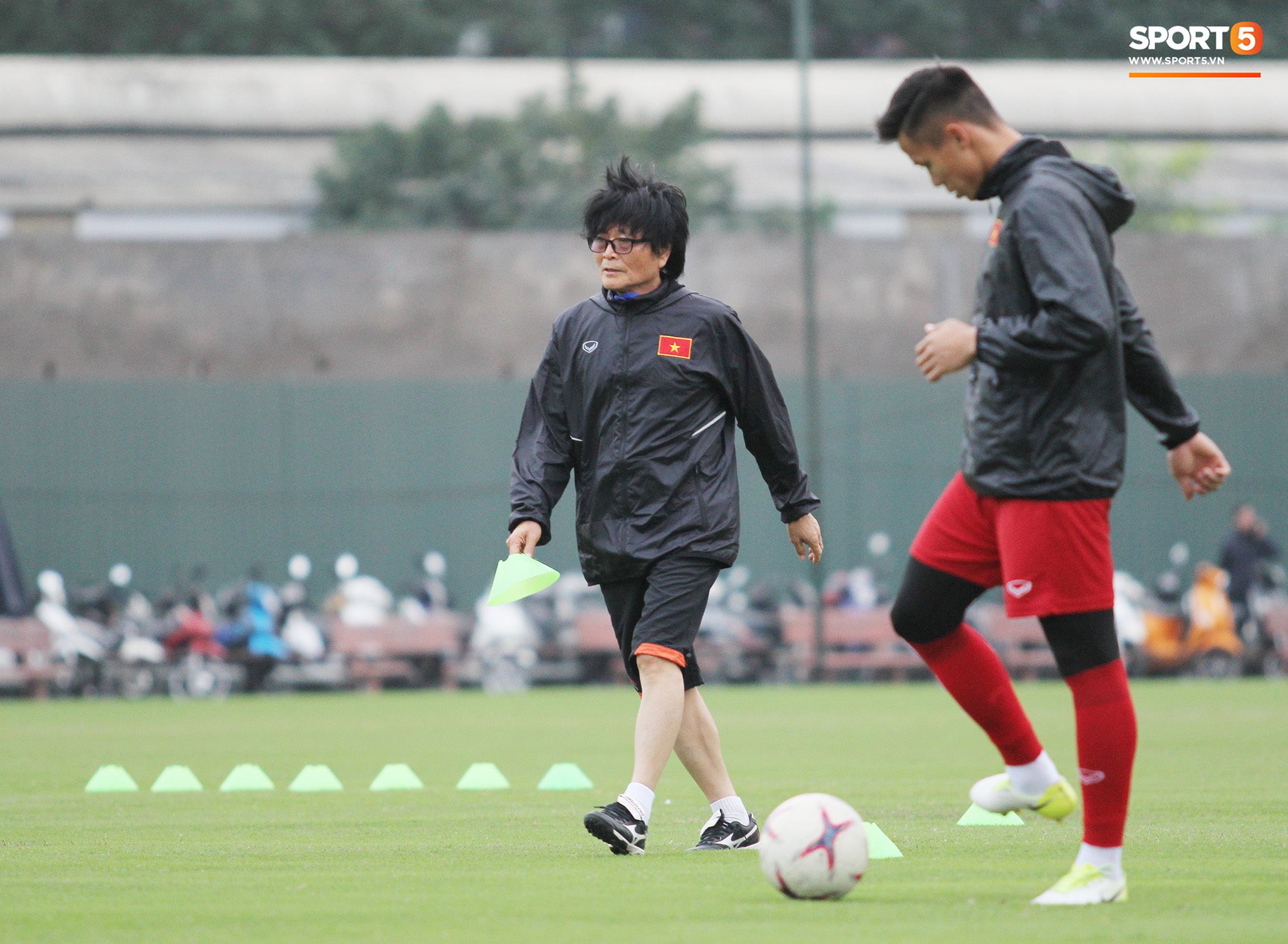 Trung vệ cứng nhất tuyển Việt Nam chấn thương trước trận chung kết AFF Cup 2018 - Ảnh 2. Trung vệ cứng nhất tuyển Việt Nam chấn thương trước trận chung kết AFF Cup 2018 - Ảnh 2.