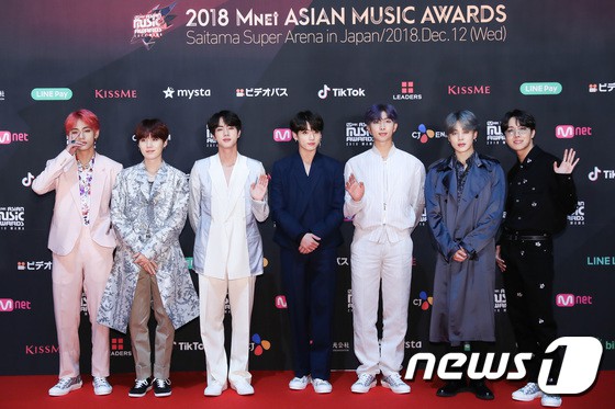 Thảm đỏ MAMA 2018 tại Nhật: Mỹ nhân kém nổi lấn át Lee Sung Kyung vì sexy bùng nổ, BTS, Park Bo Gum quá đẳng cấp - Ảnh 8.