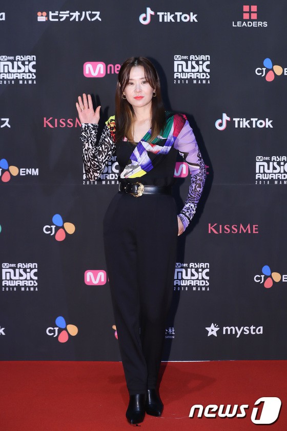 Thảm đỏ MAMA 2018 tại Nhật: Mỹ nhân kém nổi lấn át Lee Sung Kyung vì sexy bùng nổ, BTS, Park Bo Gum quá đẳng cấp - Ảnh 24.