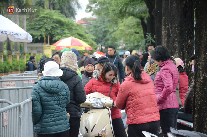 Hàng ngàn người xếp hàng dưới cái lạnh 13 độ để chờ nhận vé xem chung kết của đội tuyển Việt Nam - Ảnh 10.