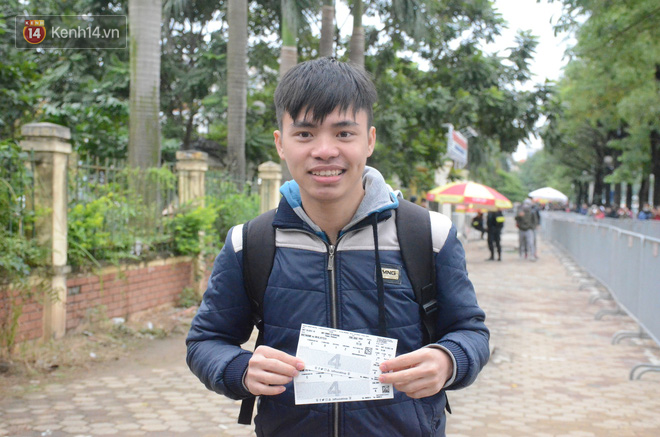 Hàng ngàn người xếp hàng dưới cái lạnh 13 độ để chờ nhận vé xem chung kết của đội tuyển Việt Nam - Ảnh 9.