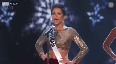HHen Niê diện váy dạ hội khoe chân dài hút mắt, catwalk chặt chém trong đêm thi bán kết Miss Universe 2018 - Ảnh 2.